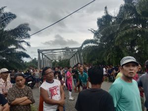 Kerumunan warga menyaksikan evakuasi korban