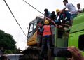 Breaking News! Alat Berat Tersangkut Kabel PLN di Seluma, 3 Orang Dikabarkan Tak Sadarkan Diri