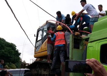 Breaking News! Alat Berat Tersangkut Kabel PLN di Seluma, 3 Orang Dikabarkan Tak Sadarkan Diri