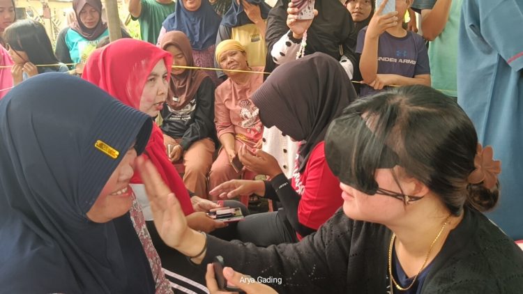 Kemeriahan HUT RI di Kabupaten Seluma, Lomba Make Up Emak-emak dengan Mata Tertutup