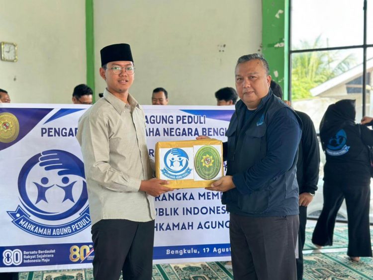 PTUN Bengkulu melakukan bakto sosial dalam rangka HUT Mahkamah Agung