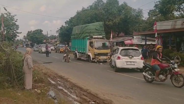 Diduga Sopir Mengantuk, Honda Brio Adu Banteng dengan Truk