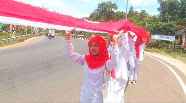 Bendera Merah Putih Sepanjang 2,5 Kilometer Dibentangkan di Bengkulu Tengah