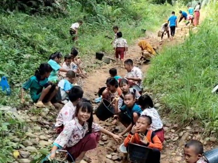 Momen HUT RI ke 80, Murid SDN 98 Seluma Gotong Royong Perbaiki Akses Jalan Sekolah yang Rusak Parah