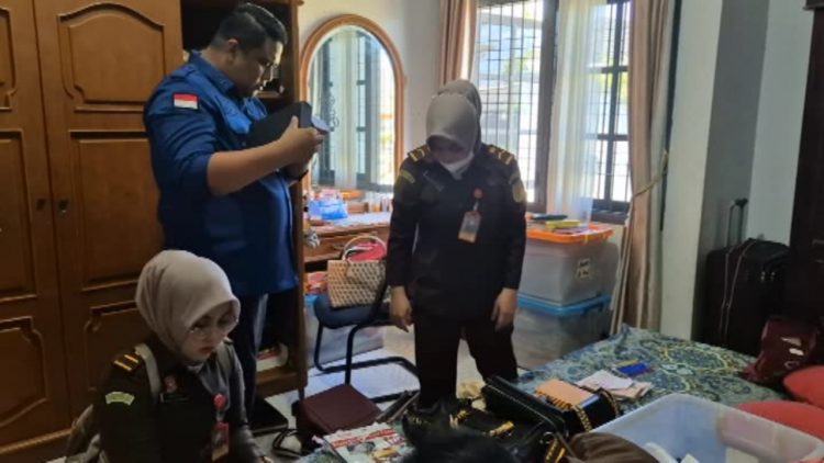 Geledah Rumah Dua Mantan Dewan, Kejari Kepahiang Sita Tas hingga Kaca Mata Branded