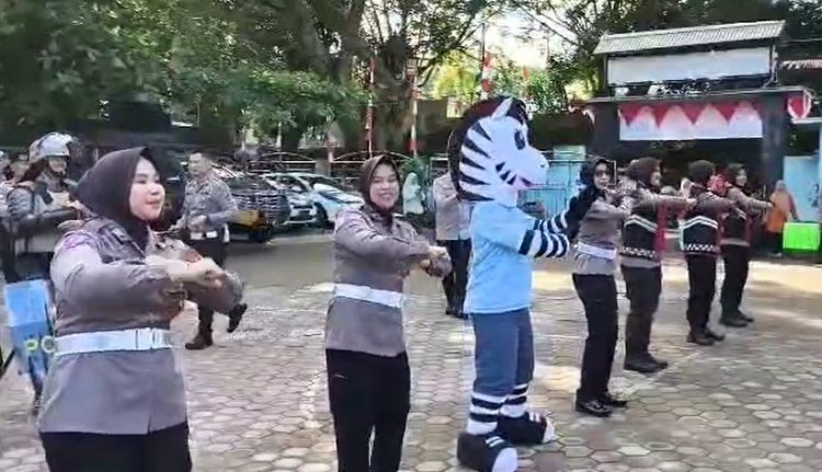 Waka Polda Bengkulu Brigjen Pol Dicky Ajak Maskot Zebra Main ke SDN 01 Kota Bengkulu