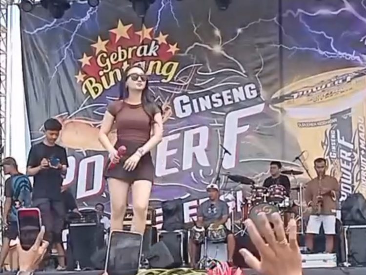 Pesta Rakyat Bubar oleh Angin Kencang dan Hujan Deras