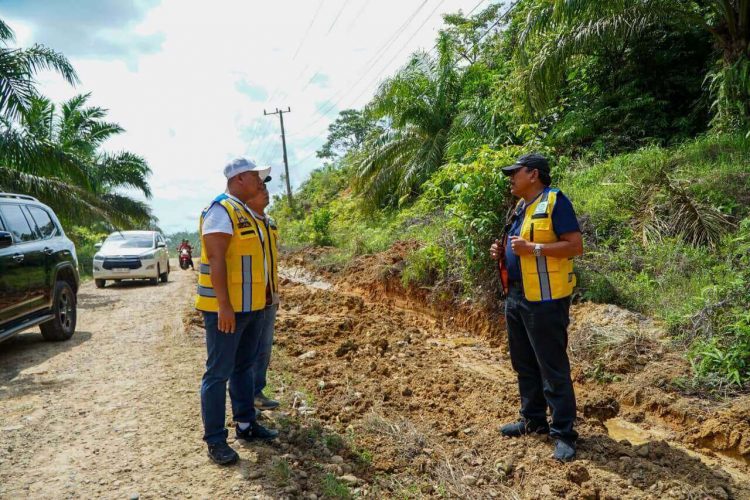 Wagub Mian Tinjau Progres Proyek Pembangunan Jalan Ketahun-Napal Putih