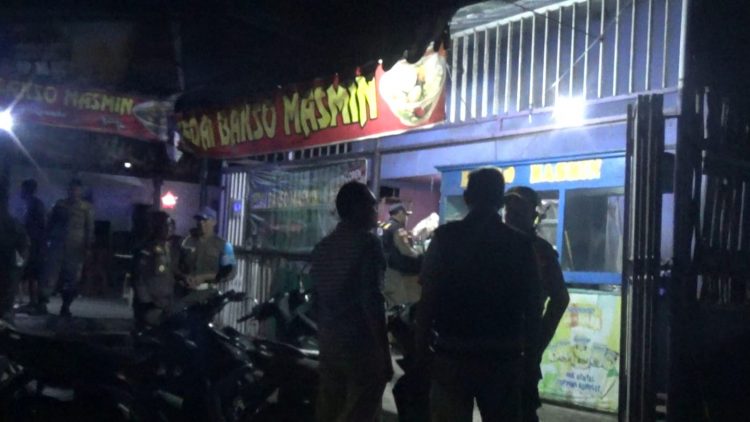 Razia Gabungan, di Pantai Panjang Petugas Temukan Warung Bakso Menjual Miras