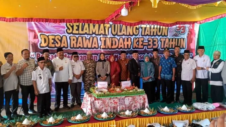 Peringatan Hari Jadi Desa Rawa Indah di Kabupaten Seluma, Wagub Mian Serahkan Ambulans Gratis