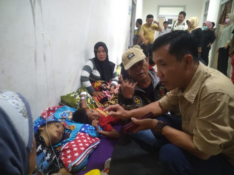 Wabup Lebong Cek Ratusan Murid di RSUD yang Diduga Keracunan MBG