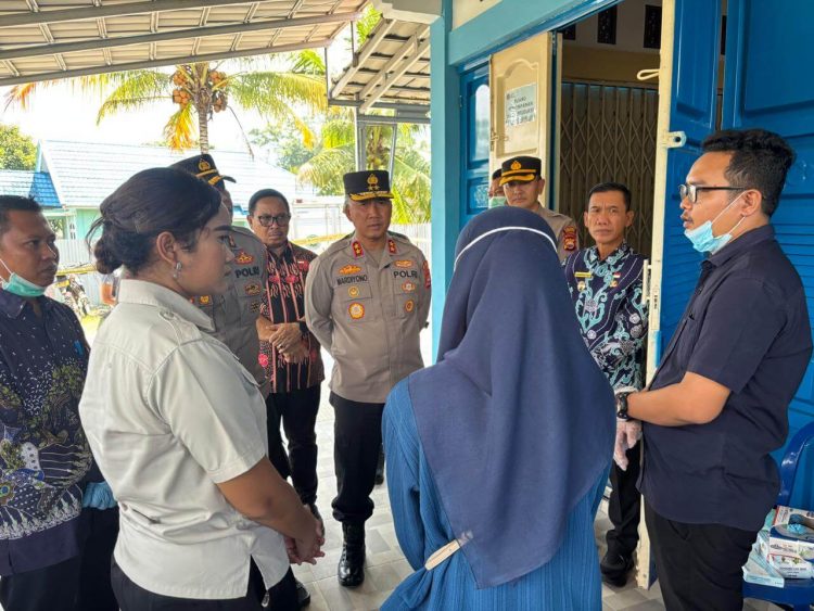 Kapolda Bengkulu Tinjau Kondisi Korban Keracunan, Dapur MBG di Kabupaten Lebong di Police Line