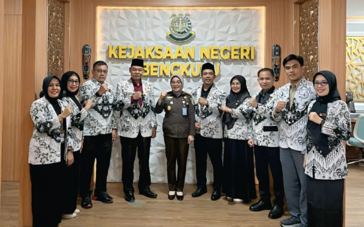 PGRI Kota Bengkulu Audiensi dengan Kejari, Serahkan SK Dewan Pembina