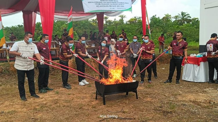 Kejari Seluma Gelar Pemusnahkan Barang Bukti yang Sudah Berkekuatan Hukum Tetap