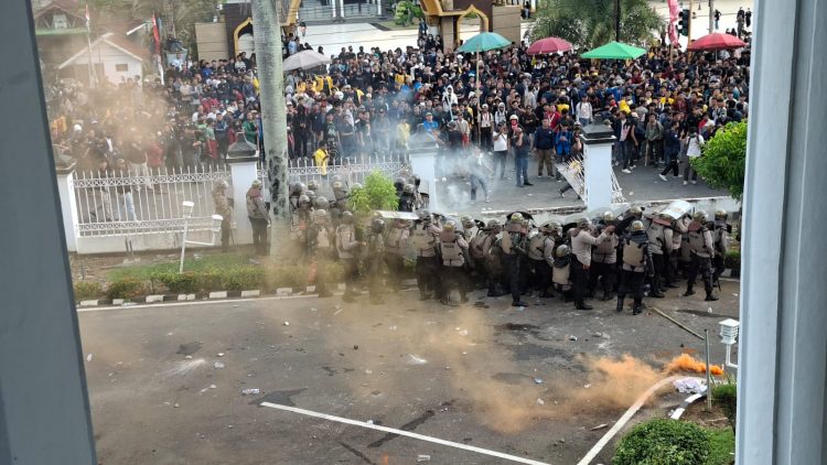 Ribuan Massa Demo di Depan Gedung DPRD Provinsi Bengkulu, Pagar Gedung Copot