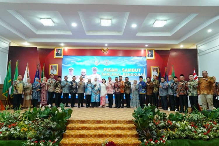 Gubernur Helmi Lepas Danlanal yang Lama dan Sambut Danlanal yang Baru Letkol Laut (P) Nurwahidin