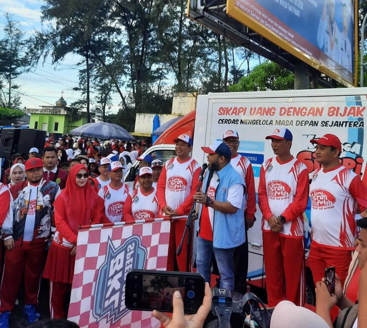 Gubernur Bengkulu Helmi Hasan Lepas Jalan Sehat Merah Putih, Ribuan Masyarakat Padati Sport Center