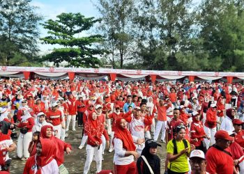 Senam Sehat Bersama Warnai Meriahnya Jalan Sehat Merah Putih di Sport Center