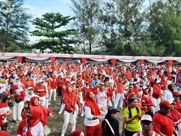 Senam Sehat Bersama Warnai Meriahnya Jalan Sehat Merah Putih di Sport Center