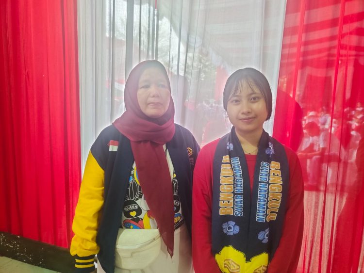 Gadis 17 Tahun Dapat Tiket Umrah dan Kuliah Gratis dari Gubernur Helmi Hasan