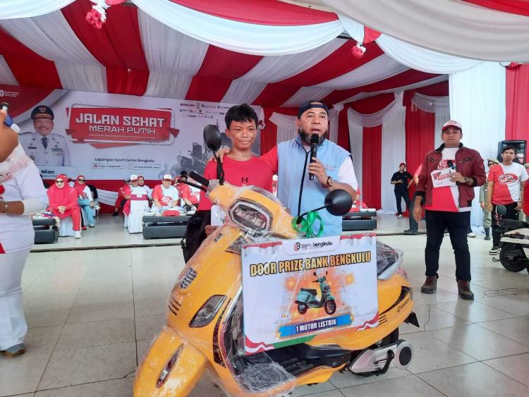 Pelajar SMPN 21 Kota Bengkulu Bawa Pulang Motor Listrik Baru dari Jalan Sehat Merah Putih