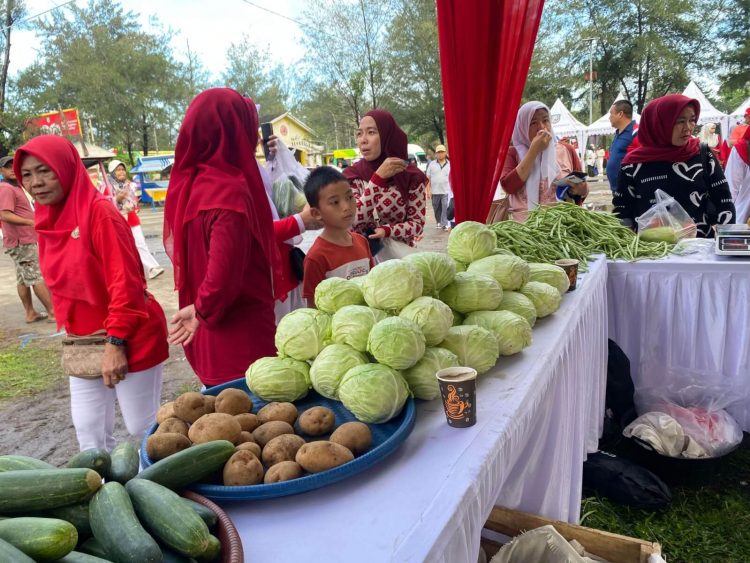 Sayur dan Sembako di Pasar Murah Jadi Primadona Kaum Emak di Jalan sehat Merah Putih