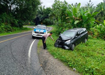 Hantam Fuso Box di Tikungan Kuburan, Minibus Sigra Ringsek, Penumpang Cedera