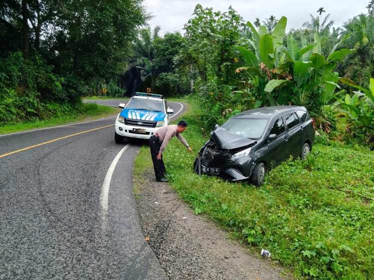 Hantam Fuso Box di Tikungan Kuburan, Minibus Sigra Ringsek, Penumpang Cedera
