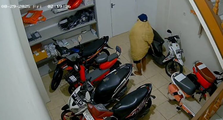Maling Ala Ninja Curi 19 Unit Handphone di Toko Jasa Titip