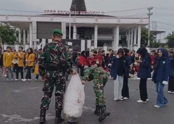 Aksi Kurve Personel TNI Polri Bersama Mahasiswa Pasca Unjuk Rasa di Bengkulu
