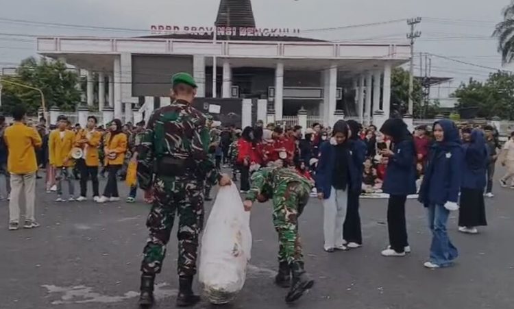 Aksi Kurve Personel TNI Polri Bersama Mahasiswa Pasca Unjuk Rasa di Bengkulu