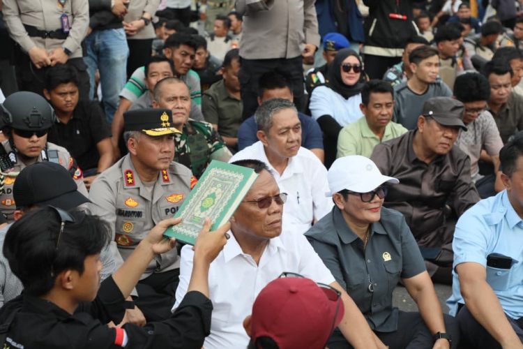 Duduk Bersama Massa, Kapolda Pastikan Unjuk Rasa di DPRD Provinsi Bengkulu Kondusif