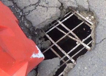 Jalan Amblas di Kota Arga Makmur Mengancam Keselamatan Pengendara