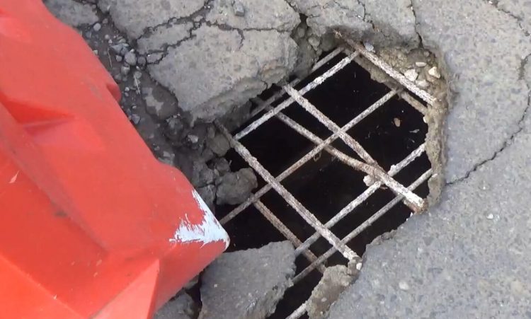 Jalan Amblas di Kota Arga Makmur Mengancam Keselamatan Pengendara