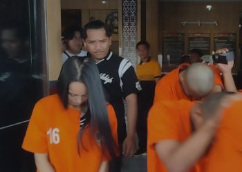 Wanita Cantik Ini Masuk Sel Gara-gara Antar Paket