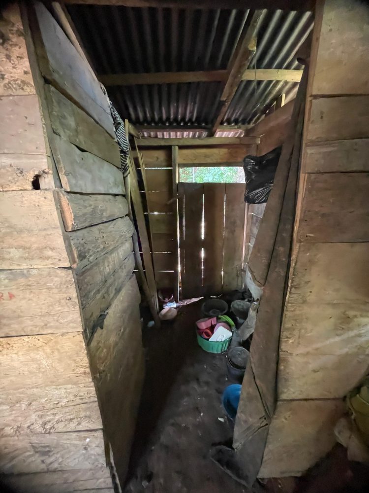 Khaira Balita yang Mengeluarkan Cacing dari Mulut dan Hidung Tinggal di Rumah Berdinding Papan, Lantai Sebagian Tanah