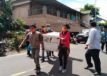 Bau Menyengat dari Dalam Rumah, Didobrak Nenek Zainab Sudah Meninggal Dunia, Anaknya Ada di Rumah