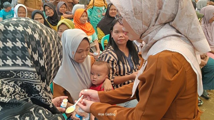 Istri Bupati Seluma Pimpin Gerakan Pemberian Obat Cacing Massal di Desa Sungai Petai