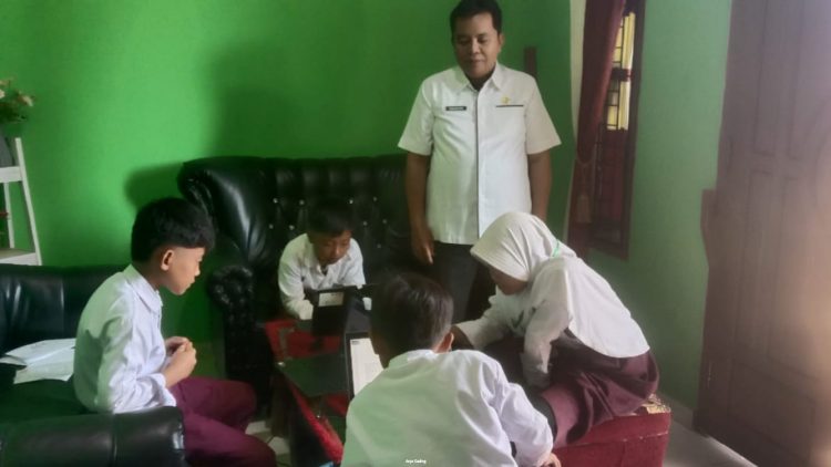 Blank Spot, Peserta ANBK Asal SDN 161 Seluma Menumpang Internet di Rumah Guru