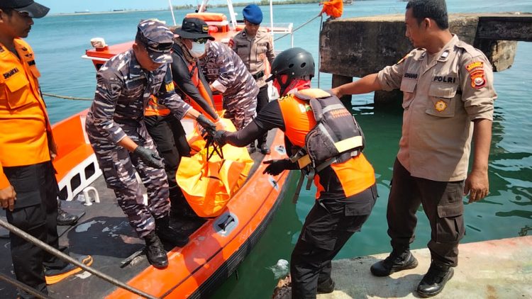 Mayat Pria Ditemukan di Pulau Tikus, Dievakuasi dan Dibawa ke RS Bhayangkara