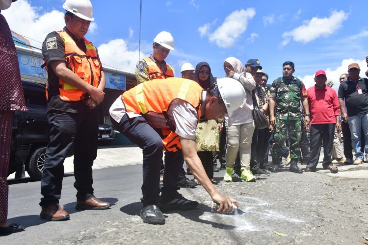 Bupati, Wabup dan Ketua DPRD RL Tandai Titik Nol Pembangunan 10 Proyek Infrastruktur