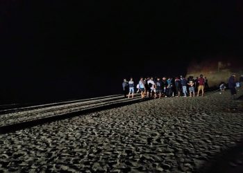 Warga Urai Diduga Terjatuh ke Laut saat Mancing di Tebing, Warga Lakukan Pencarian