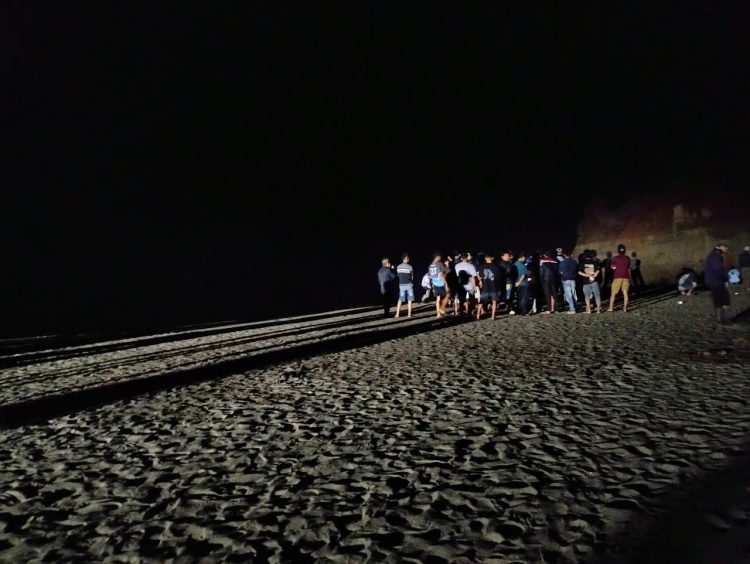 Warga Urai Diduga Terjatuh ke Laut saat Mancing di Tebing, Warga Lakukan Pencarian