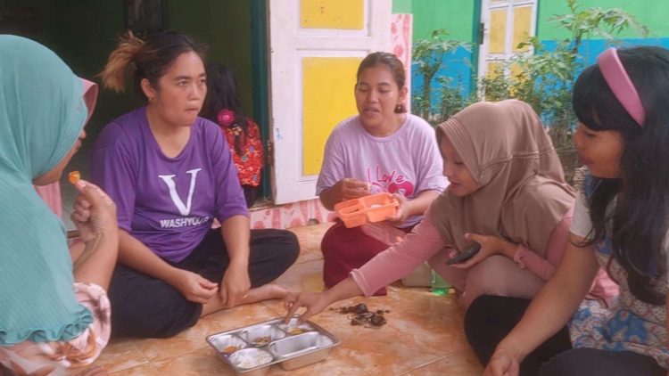 Emak-Emak di Bengkulu Tengah Cicipi Menu MBG, Khawatir Anak Keracunan