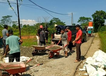 Wujud Syukur Diangkat PPPK, Petugas Pendampingan PKH-TKSK-Resos Gotong Royong Rehab Jalan