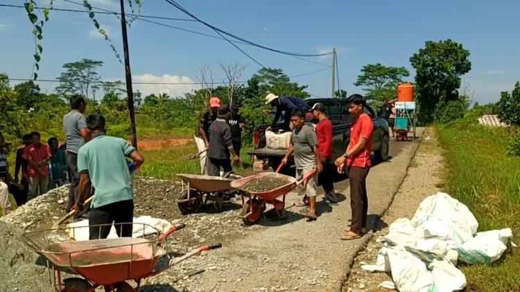Wujud Syukur Diangkat PPPK, Petugas Pendampingan PKH-TKSK-Resos Gotong Royong Rehab Jalan