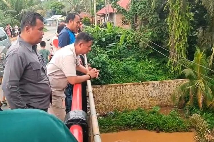 Warga Desa Simpang Seluma Utara Hanyut Terbawa Air Bah