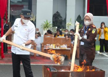 Kejari Kepahiang Musnahkan Barang Bukti Narkotika dan Senjata Api