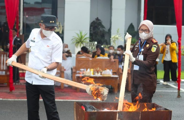 Kejari Kepahiang Musnahkan Barang Bukti Narkotika dan Senjata Api