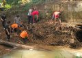 BPBD Seluma Tak Ada Alat Berat, TNI Polri dan Warga Gotong Royong Bersihkan Sampah di Box Culvert
